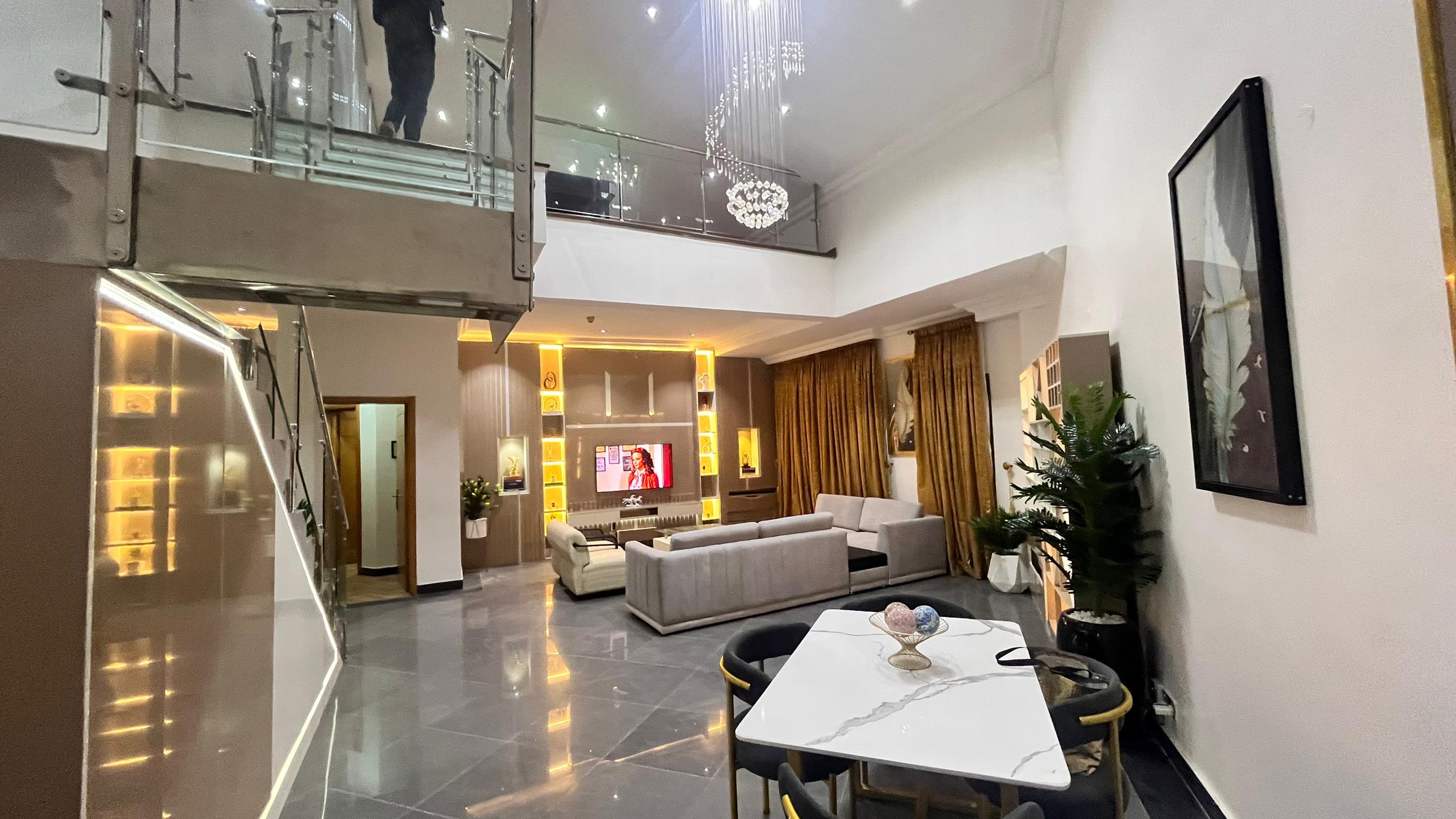 Luxury 3 Bedroom Apartment with private office